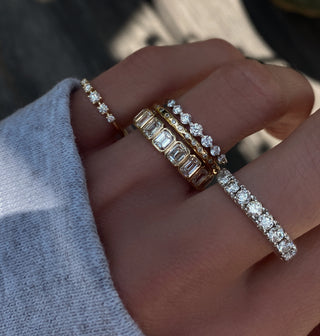 14kt gold graduated seven floating diamond ring